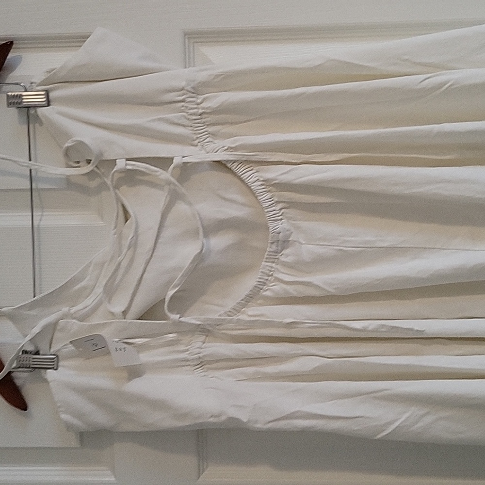 Elegant White Sleeveless Dress With Open Back - Picture 3 of 5
